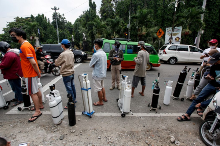 Bệnh viện quá tải, Indonesia đang rơi vào “hố đen” COVID-19 giống Ấn Độ - 2