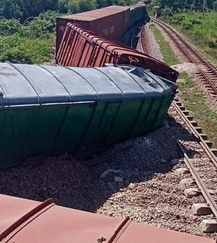 Lật tàu ở Quảng Trị, đường sắt Bắc - Nam tê liệt nhiều giờ - 1