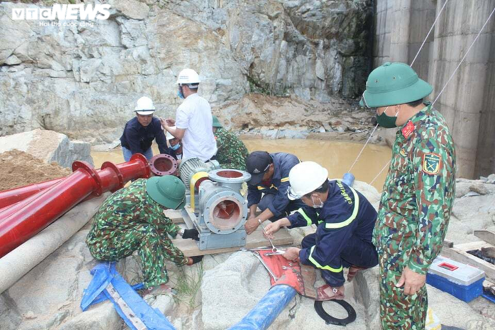 Ảnh: Nửa tháng lật tung sông Rào Trăng vẫn không thấy 11 công nhân mất tích - 9
