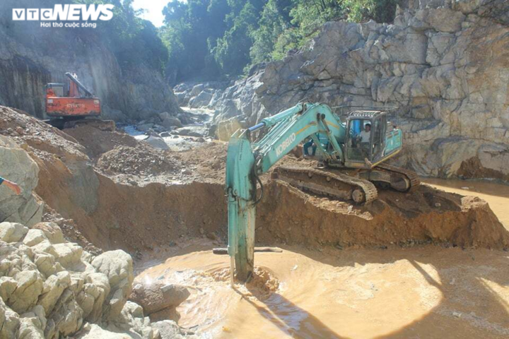 Ảnh: Nửa tháng lật tung sông Rào Trăng vẫn không thấy 11 công nhân mất tích - 8