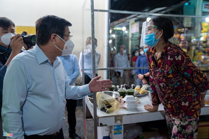 Chủ tịch TP.HCM mong tiểu thương chấp hành biện pháp phòng dịch dù bất tiện - 1