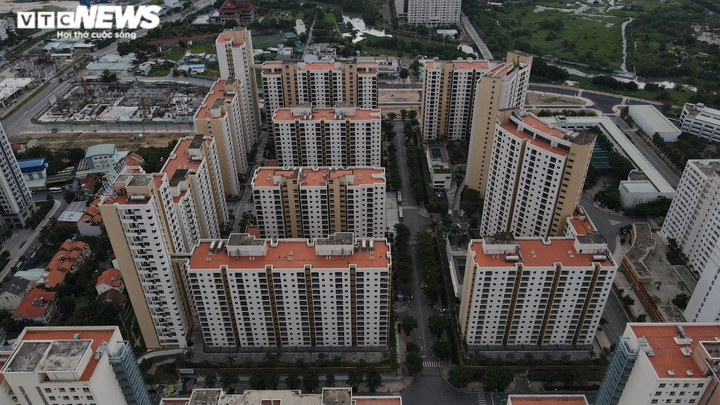 Xe cứu thương nối đuôi chở F0 triệu chứng nhẹ vào khu điều trị ở TP.HCM - 1