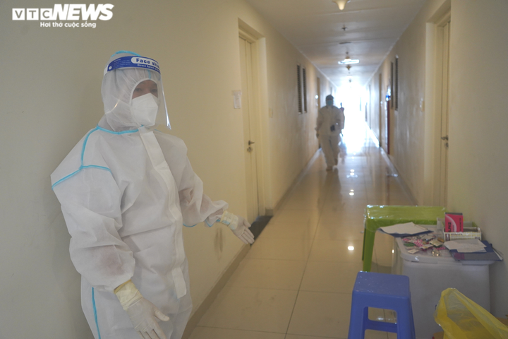 Xe cứu thương nối đuôi chở F0 triệu chứng nhẹ vào khu điều trị ở TP.HCM - 4