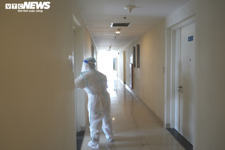 Xe cứu thương nối đuôi chở F0 triệu chứng nhẹ vào khu điều trị ở TP.HCM - 12