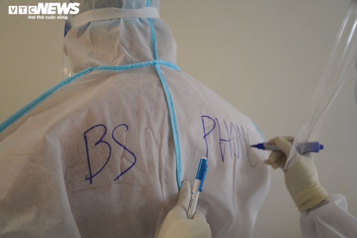 Xe cứu thương nối đuôi chở F0 triệu chứng nhẹ vào khu điều trị ở TP.HCM - 9