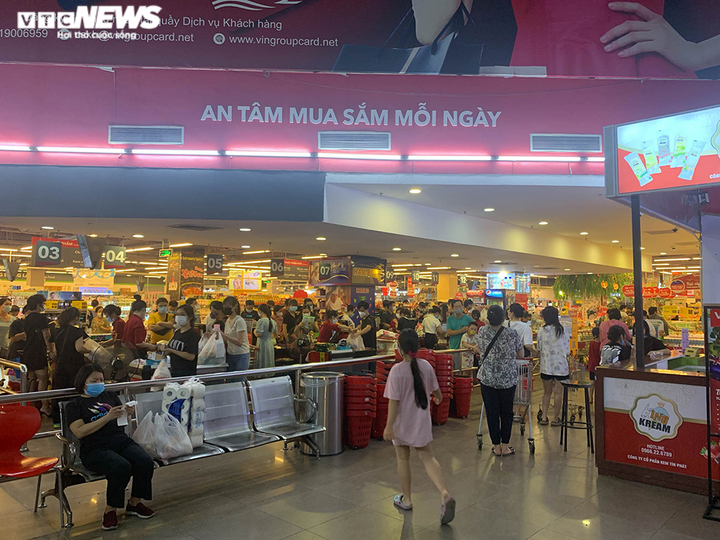 Hà Nội dừng dịch vụ không thiết yếu: Siêu thị tràn ngập hàng hóa, giá không tăng - 18