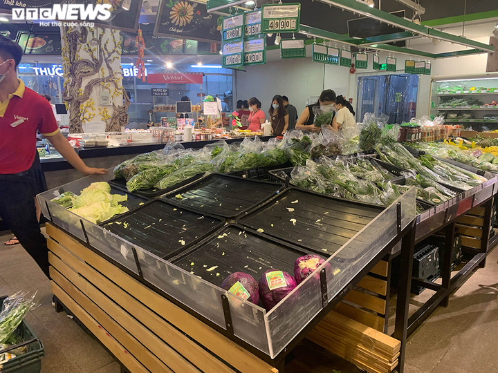 Hà Nội dừng dịch vụ không thiết yếu: Siêu thị tràn ngập hàng hóa, giá không tăng - 19