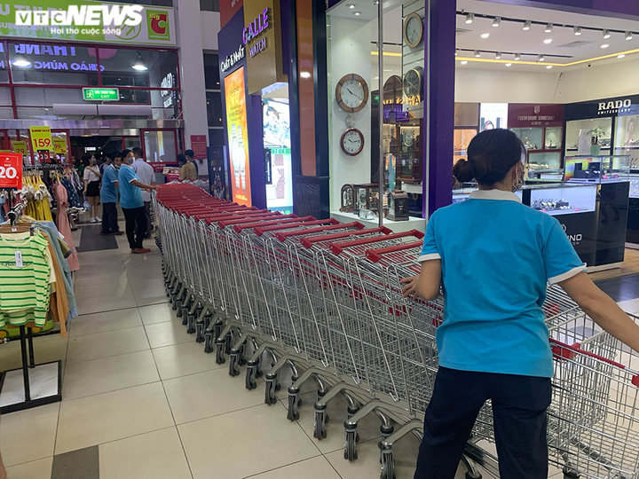 Hà Nội dừng dịch vụ không thiết yếu: Siêu thị tràn ngập hàng hóa, giá không tăng - 17