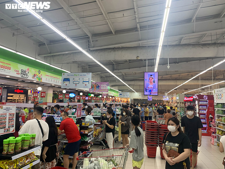 Hà Nội dừng dịch vụ không thiết yếu: Siêu thị tràn ngập hàng hóa, giá không tăng - 9