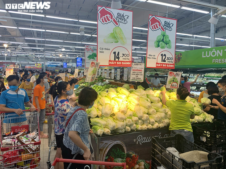 Hà Nội dừng dịch vụ không thiết yếu: Siêu thị tràn ngập hàng hóa, giá không tăng - 10