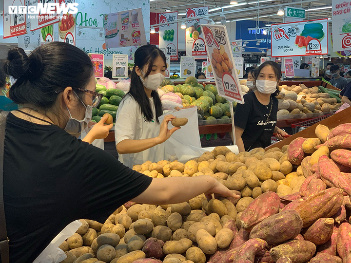 Hà Nội dừng dịch vụ không thiết yếu: Siêu thị tràn ngập hàng hóa, giá không tăng - 11