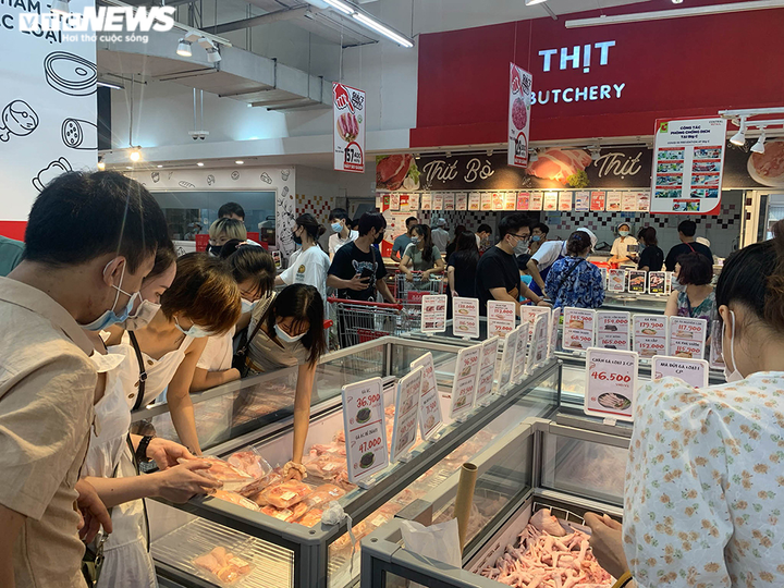 Hà Nội dừng dịch vụ không thiết yếu: Siêu thị tràn ngập hàng hóa, giá không tăng - 13