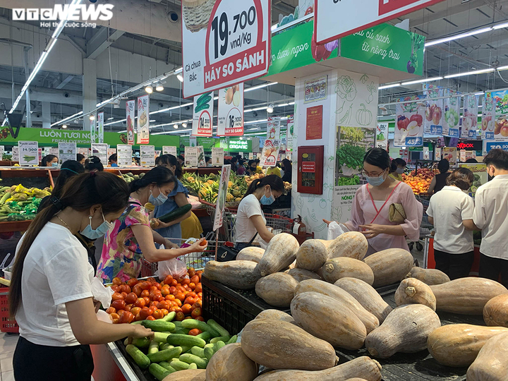 Hà Nội dừng dịch vụ không thiết yếu: Siêu thị tràn ngập hàng hóa, giá không tăng - 12
