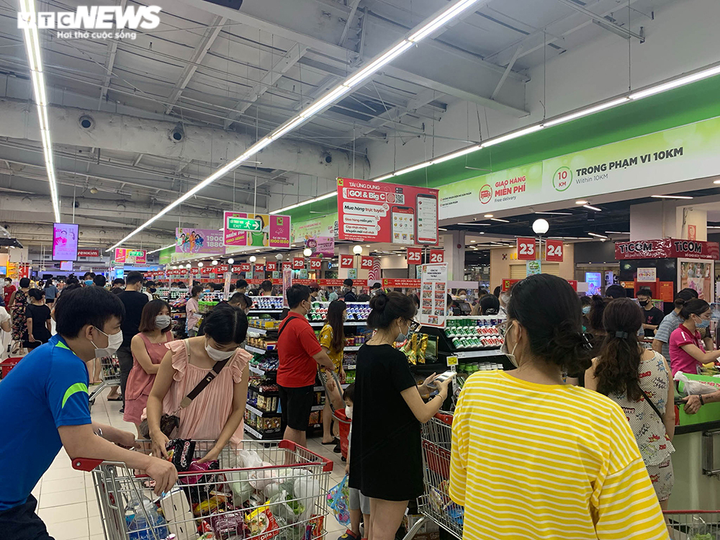 Hà Nội dừng dịch vụ không thiết yếu: Siêu thị tràn ngập hàng hóa, giá không tăng - 16