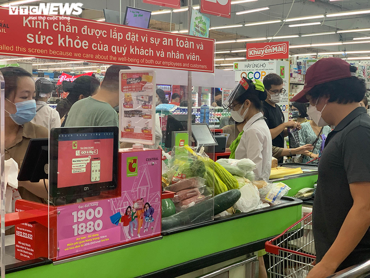 Hà Nội dừng dịch vụ không thiết yếu: Siêu thị tràn ngập hàng hóa, giá không tăng - 15