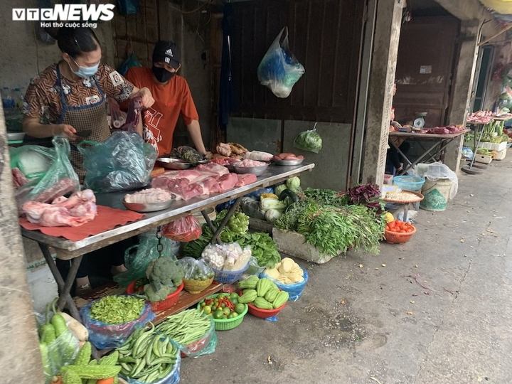 Hà Nội dừng dịch vụ không thiết yếu: Siêu thị tràn ngập hàng hóa, giá không tăng - 8