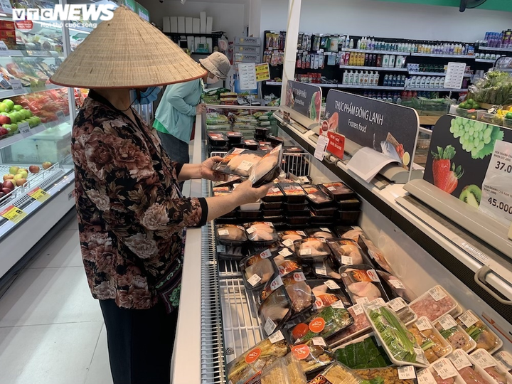 Hà Nội dừng dịch vụ không thiết yếu: Siêu thị tràn ngập hàng hóa, giá không tăng - 5