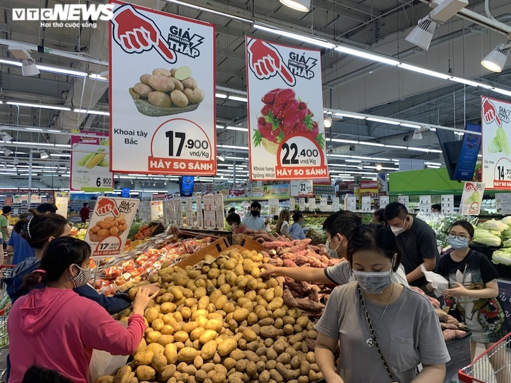 Hà Nội dừng dịch vụ không thiết yếu: Siêu thị tràn ngập hàng hóa, giá không tăng - 1