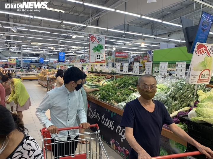 Hà Nội dừng dịch vụ không thiết yếu: Siêu thị tràn ngập hàng hóa, giá không tăng - 2