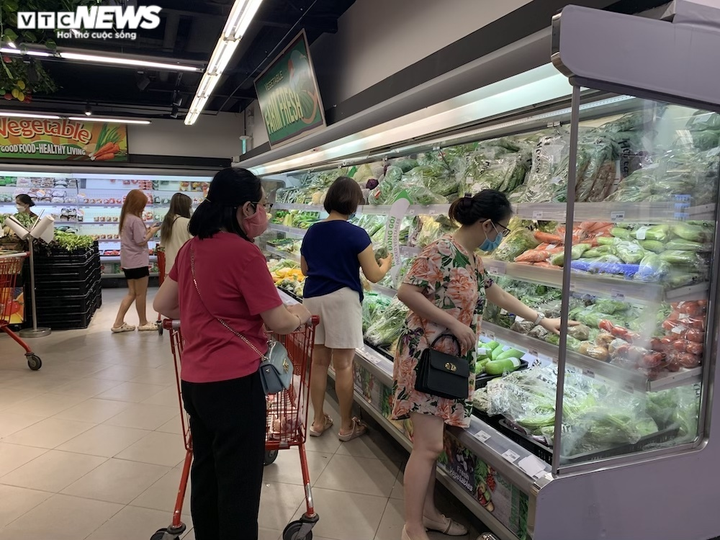 Hà Nội dừng dịch vụ không thiết yếu: Siêu thị tràn ngập hàng hóa, giá không tăng - 3