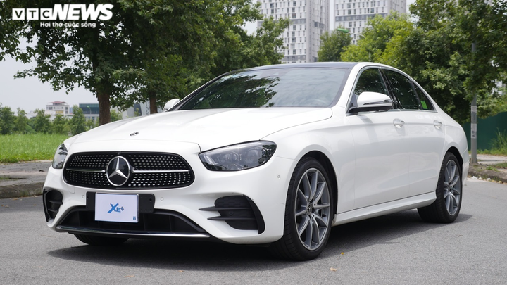 Mua Mercedes-Benz GLC và E-Class được nhận gói bảo dưỡng 2 năm - 2