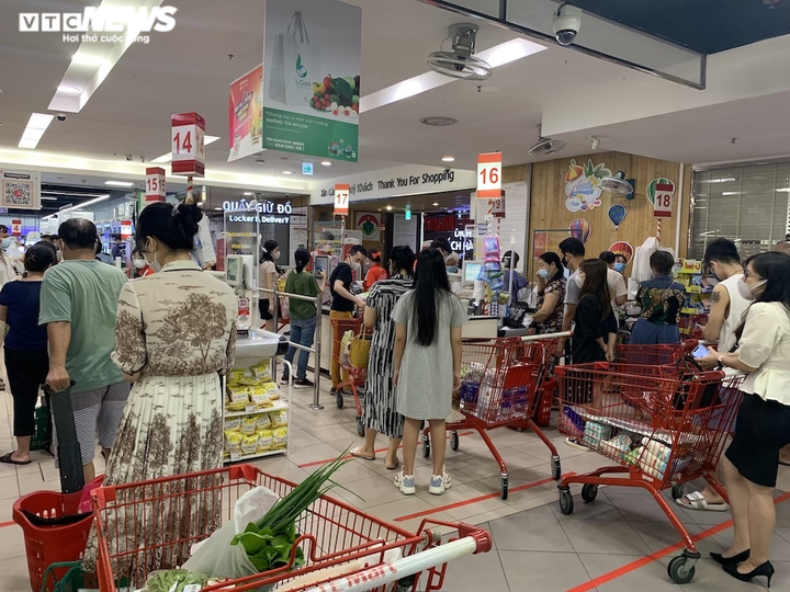 Hà Nội dừng dịch vụ không thiết yếu: Siêu thị tràn ngập hàng hóa, giá không tăng - 4