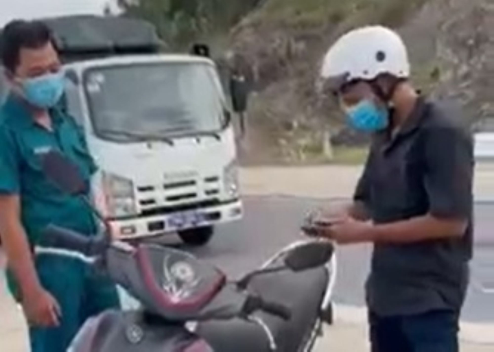 Cán bộ phường ở TP Nha Trang nói bánh mì không phải hàng thiết yếu - 1