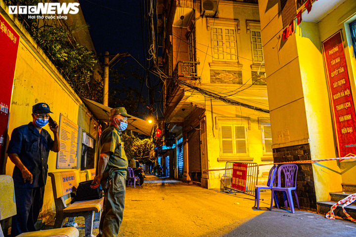 Ảnh: Thêm 41 người nghi mắc COVID-19, Hà Nội tạm phong tỏa nhiều địa điểm - 2