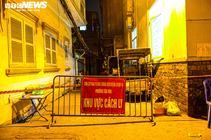 Ảnh: Thêm 41 người nghi mắc COVID-19, Hà Nội tạm phong tỏa nhiều địa điểm - 1