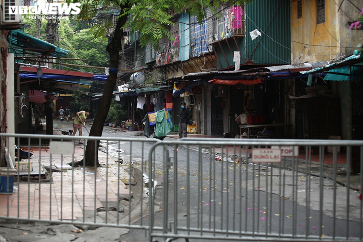 Ảnh: Thêm 41 người nghi mắc COVID-19, Hà Nội tạm phong tỏa nhiều địa điểm - 6