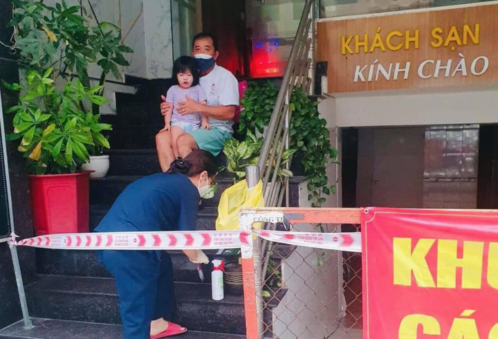 Vợ mất do COVID-19, cả nhà con gái F0, người đàn ông 60 tuổi gồng mình xoay xở - 1