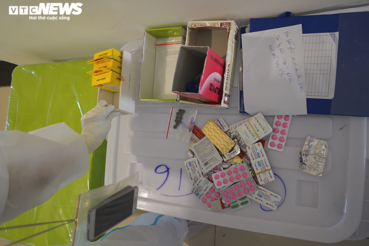 Xe cứu thương nối đuôi chở F0 triệu chứng nhẹ vào khu điều trị ở TP.HCM - 10