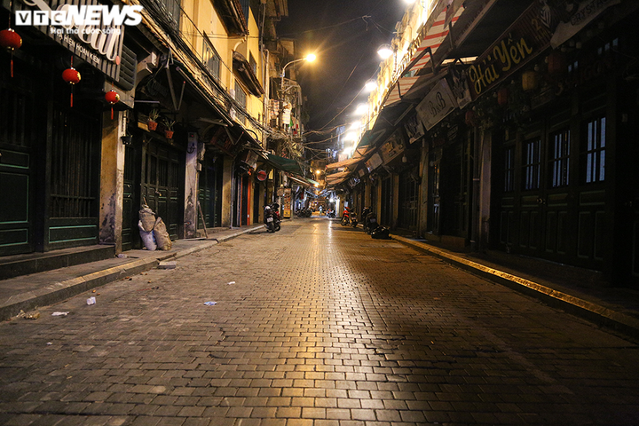 Đường phố Hà Nội vắng lặng trong đợt cao điểm chống làn sóng dịch COVID-19 thứ 4 - 6