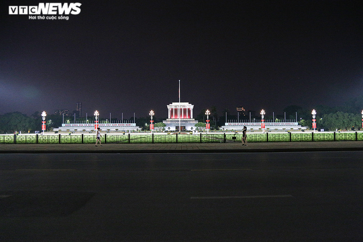 Đường phố Hà Nội vắng lặng trong đợt cao điểm chống làn sóng dịch COVID-19 thứ 4 - 9