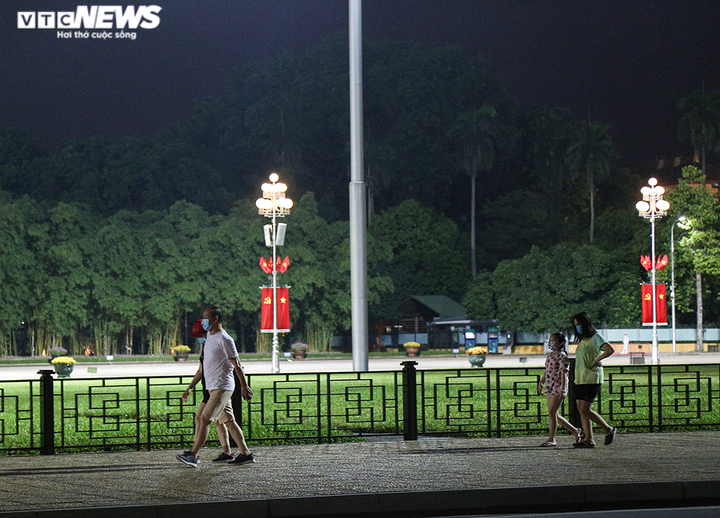 Đường phố Hà Nội vắng lặng trong đợt cao điểm chống làn sóng dịch COVID-19 thứ 4 - 10