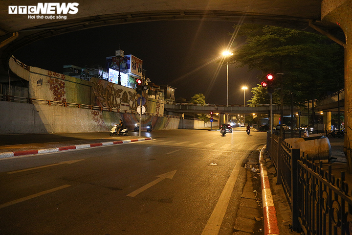 Đường phố Hà Nội vắng lặng trong đợt cao điểm chống làn sóng dịch COVID-19 thứ 4 - 11