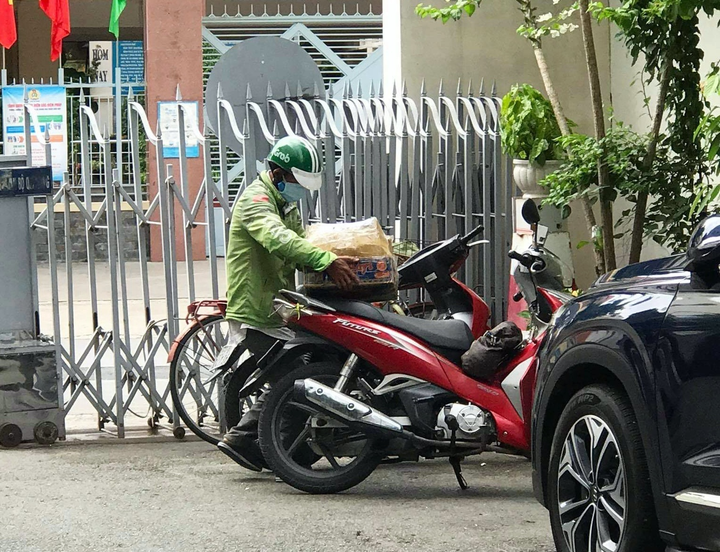 Ấm lòng những thùng thịt cá, rau củ người Sài Gòn tiếp tế cho nhau giữa mùa dịch - 2