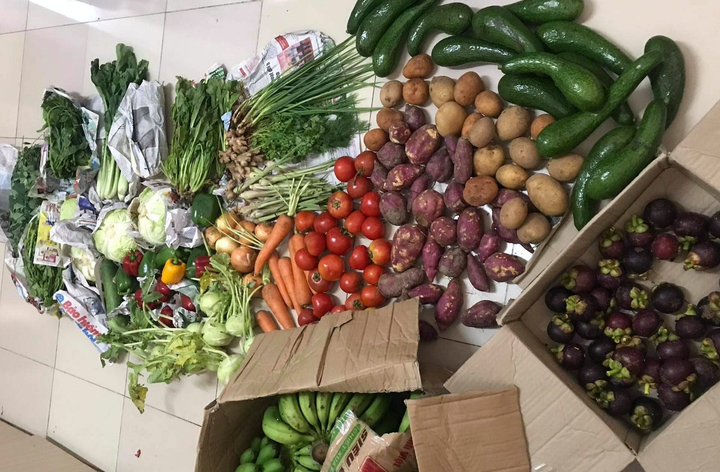 Ấm lòng những thùng thịt cá, rau củ người Sài Gòn tiếp tế cho nhau giữa mùa dịch - 1