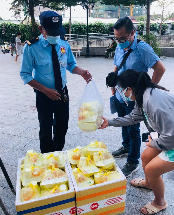 Ấm lòng những thùng thịt cá, rau củ người Sài Gòn tiếp tế cho nhau giữa mùa dịch - 4