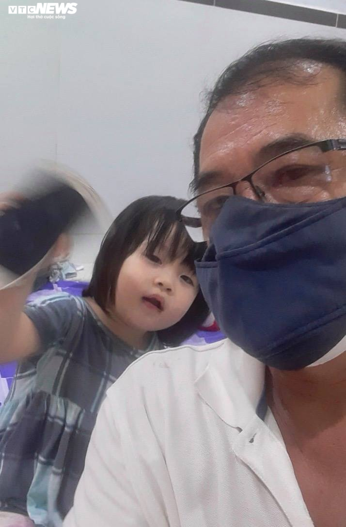 Vợ mất do COVID-19, cả nhà con gái F0, người đàn ông 60 tuổi gồng mình xoay xở - 2