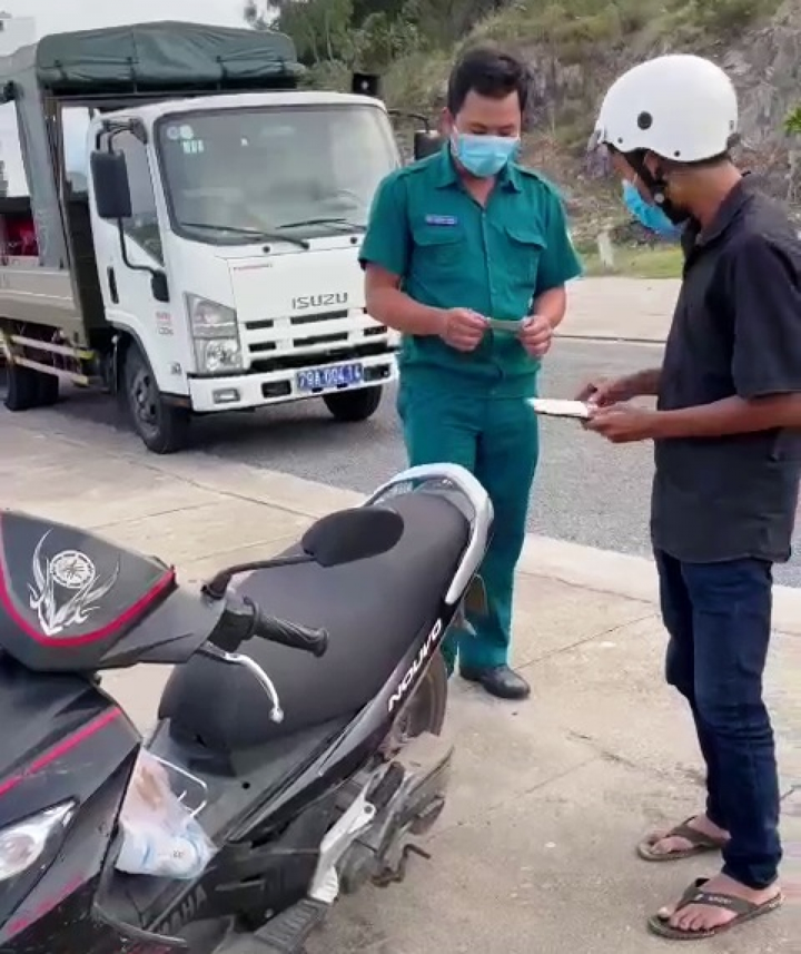 Yêu cầu PCT phường nói 'bánh mì không phải thực phẩm thiết yếu' xin lỗi dân - 1