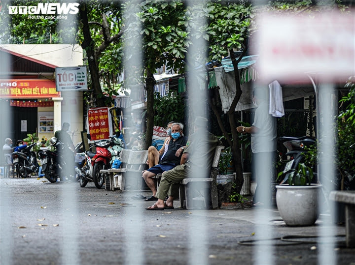 Ảnh: Thêm 41 người nghi mắc COVID-19, Hà Nội tạm phong tỏa nhiều địa điểm - 8