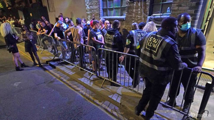 Người Anh xếp hàng vào câu lạc bộ vui chơi sau khi hạn chế COVID-19 được gỡ - 3