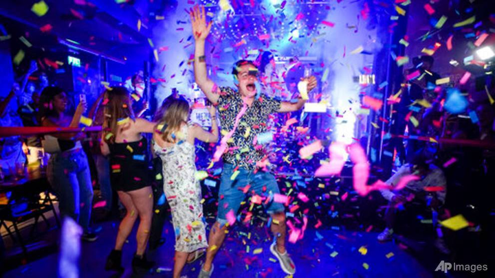 Người Anh xếp hàng vào câu lạc bộ vui chơi sau khi hạn chế COVID-19 được gỡ - 1