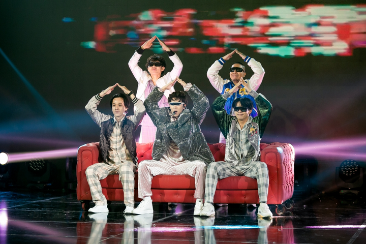 Con gái Mỹ Linh hóa công chúa, song ca tình tứ cùng Khắc Hưng - 1