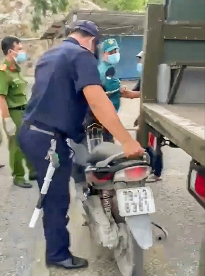 Nam công nhân ra ngoài mua bánh mì bị cho thôi việc - 1