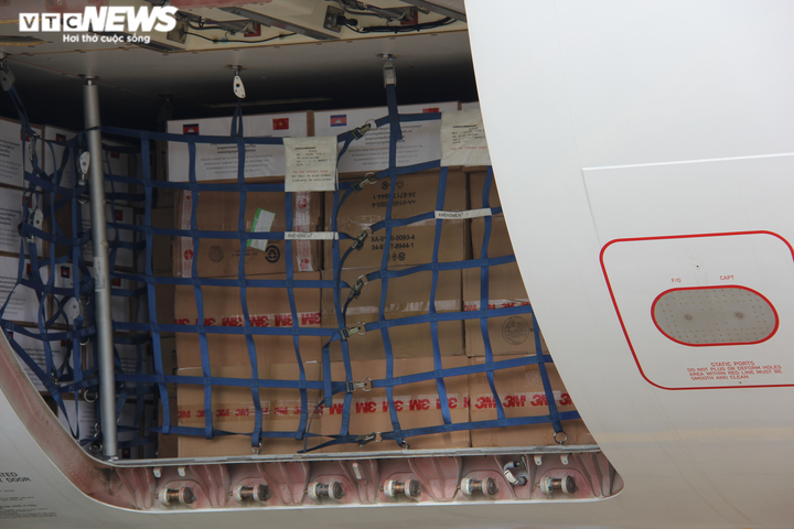 Thiết bị chống dịch Campuchia tặng TP.HCM vừa tới sân bay Tân Sơn Nhất - 2