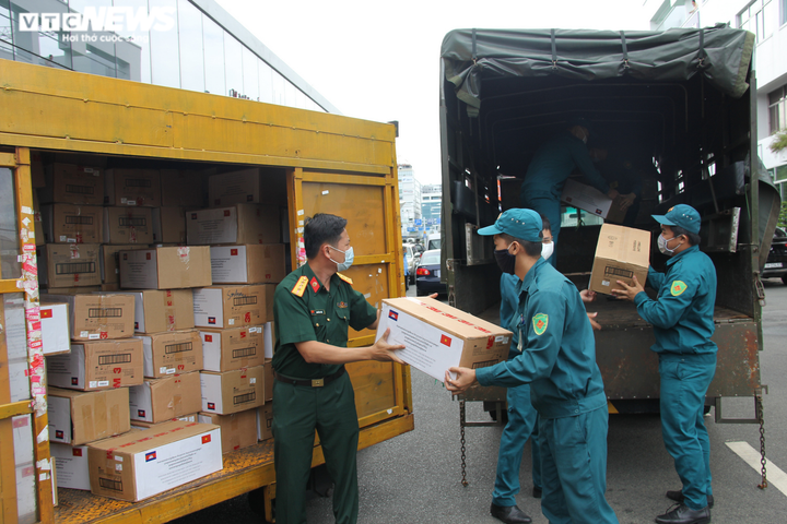Thiết bị chống dịch Campuchia tặng TP.HCM vừa tới sân bay Tân Sơn Nhất - 10