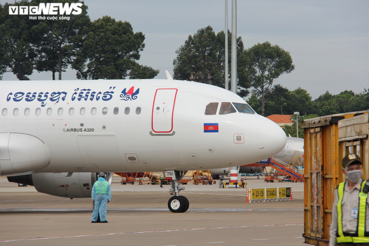 Thiết bị chống dịch Campuchia tặng TP.HCM vừa tới sân bay Tân Sơn Nhất - 1