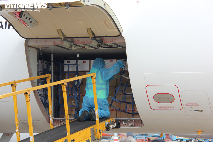 Thiết bị chống dịch Campuchia tặng TP.HCM vừa tới sân bay Tân Sơn Nhất - 4
